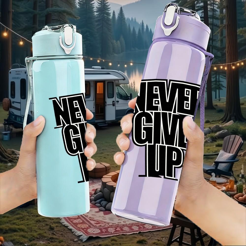1PC Never Give Up Bold Motivational Print 750ml Color Plastic Sports Water Bottle Leakproof Flip Straw Lid Suitable for Sports Office Home Use