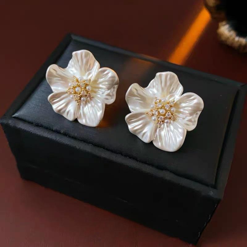 Elegant Women s White Camellia Pearl Zirconia Stud Earrings - Retro Light Luxury Skin-Brightening Jewelry