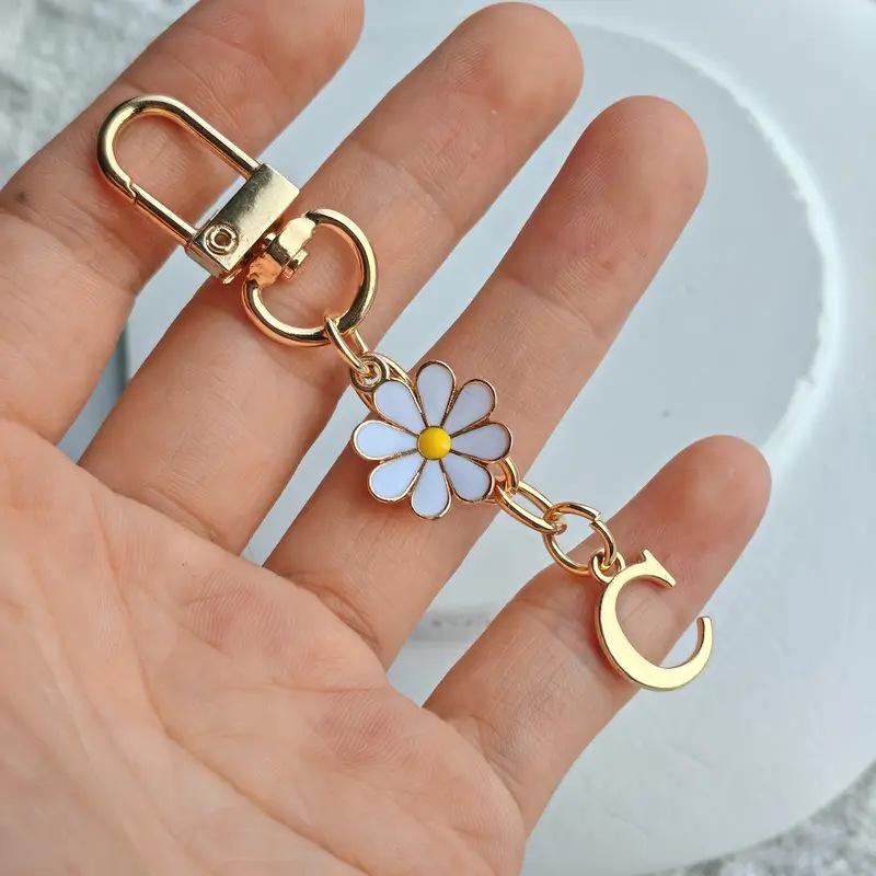 Metal Daisy Letter Keychain Fashion A-Z 26 Letters Keyring Charms Mobile Phone Key Holders Bag Pendant Accessories Couple Gift