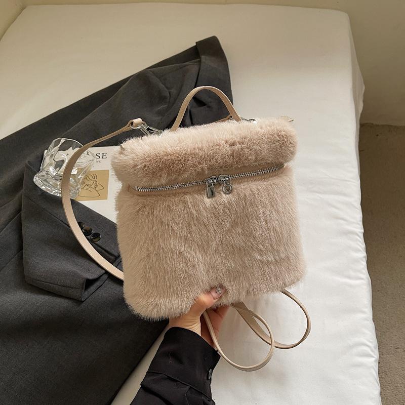 

Casual plush simple cute girl style fashion foreign style commuting 2025 autumn new women s shoulder bag хаки