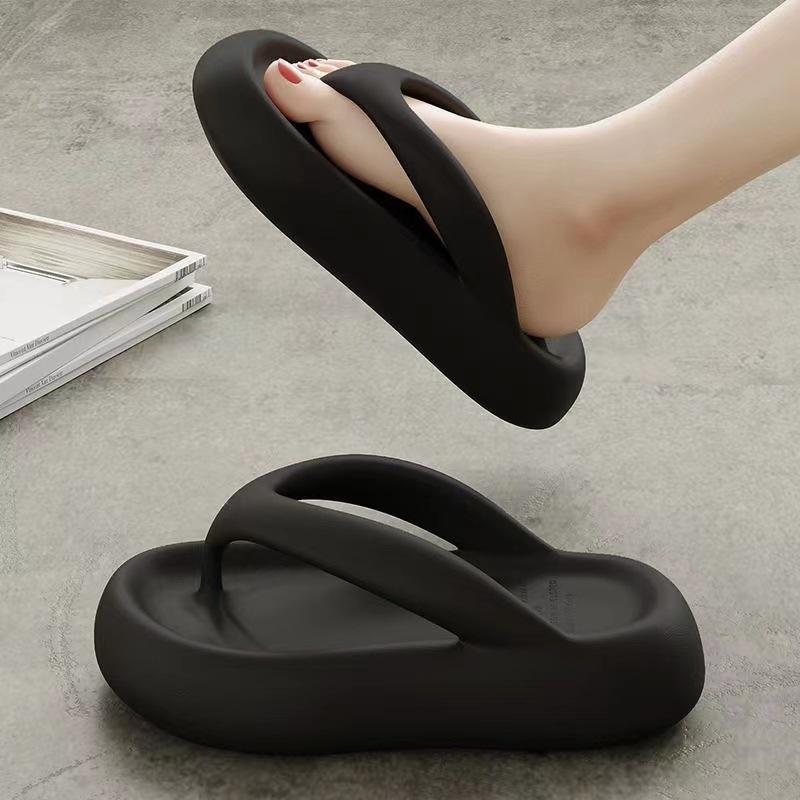 

Thick-soled flip-flops for women have an increased sense of stepping on shit in summer, wear non-slip bathing, cool slippers, simple beach shoes 37