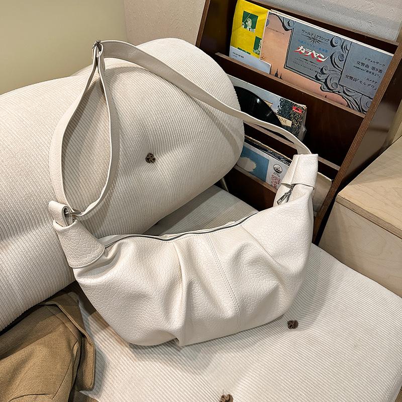 

2025 новая корейская ins большая вместимость ретро плиссированная сумка-пельмень ленивый стиль повседневная сумка-рожок на плечо сумка-мессенджер белый