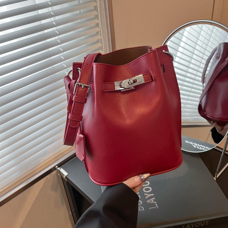 Versatile Bucket Bag, New Large-capacity Bag, Women's High-end Messenger Retro Handbag.