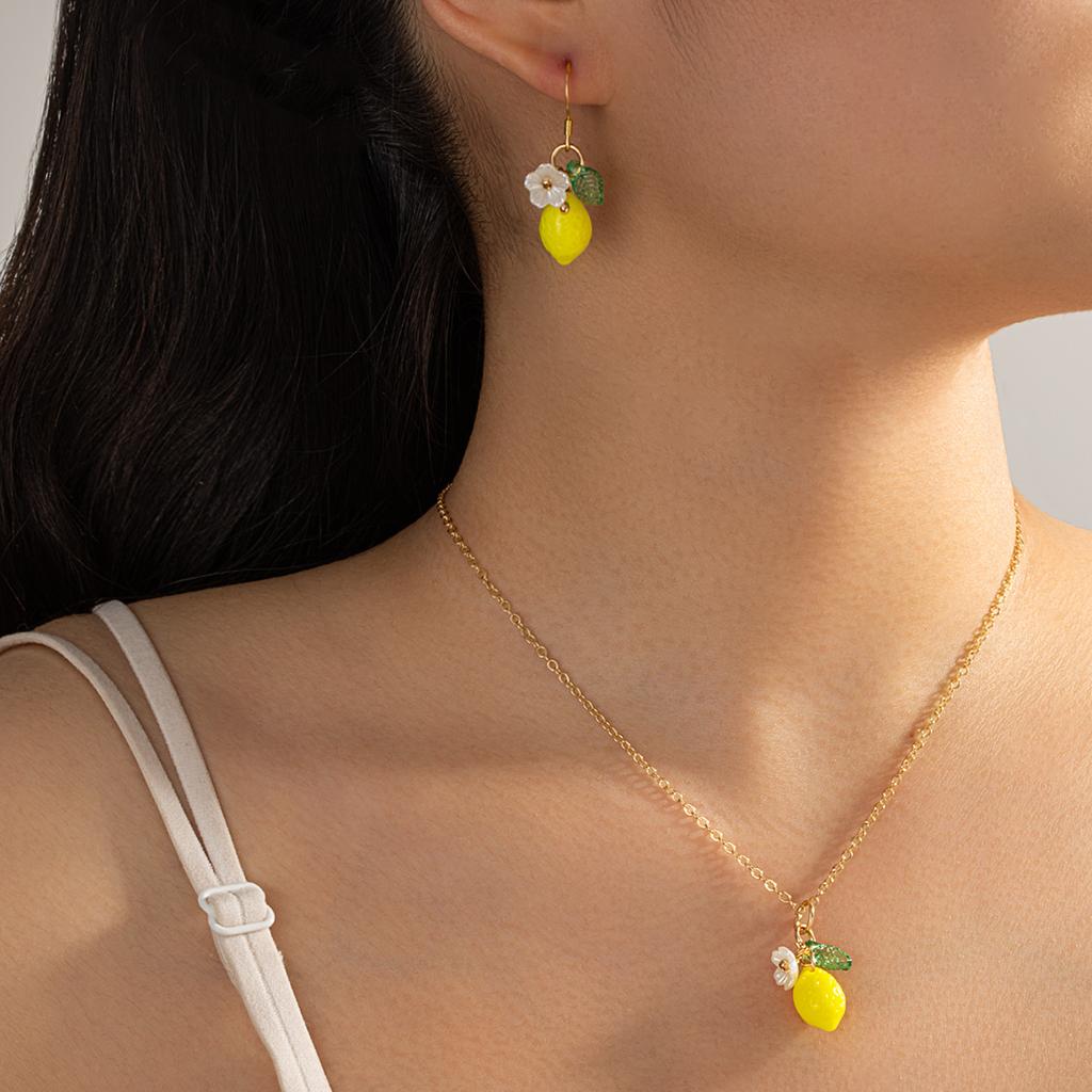 Conjunto de Collar y Pendientes de Limón Fresco, Cadena para Clavícula de Fruta de Verano con Goteo de Aceite, Estilo Dulce y Juvenil Dos Piezas Accesorios para Orejas