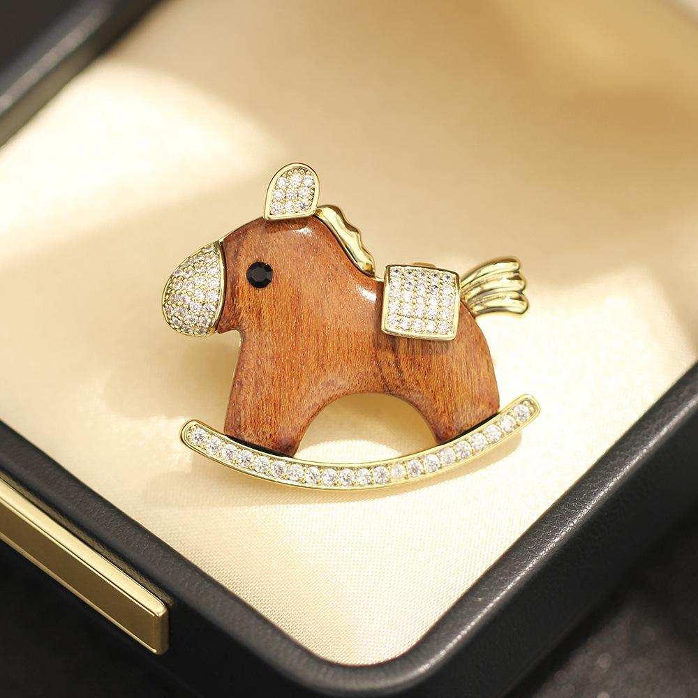 Cute versatile wooden Trojan horse brooch, exquisite diamond-encrusted animal pin, temperament versatile zodiac male and female corsages