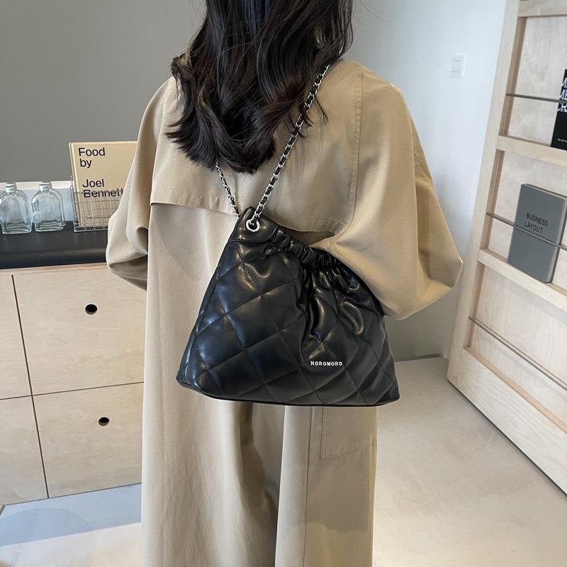 Fashion large-capacity bag women's new Xiaoxiangfeng diamond chain bucket bag 2025 autumn and winter premium shoulder bag