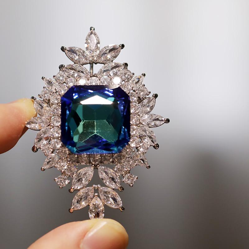 

Роскошная брошь-корсет в виде пшеничного колоса от Tian She