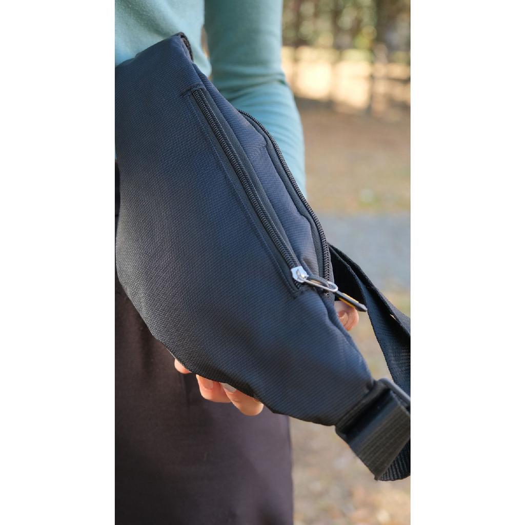 Unisex Black Waterproof Waist And Shoulder Bag Freebag With Usb And Headphone Port