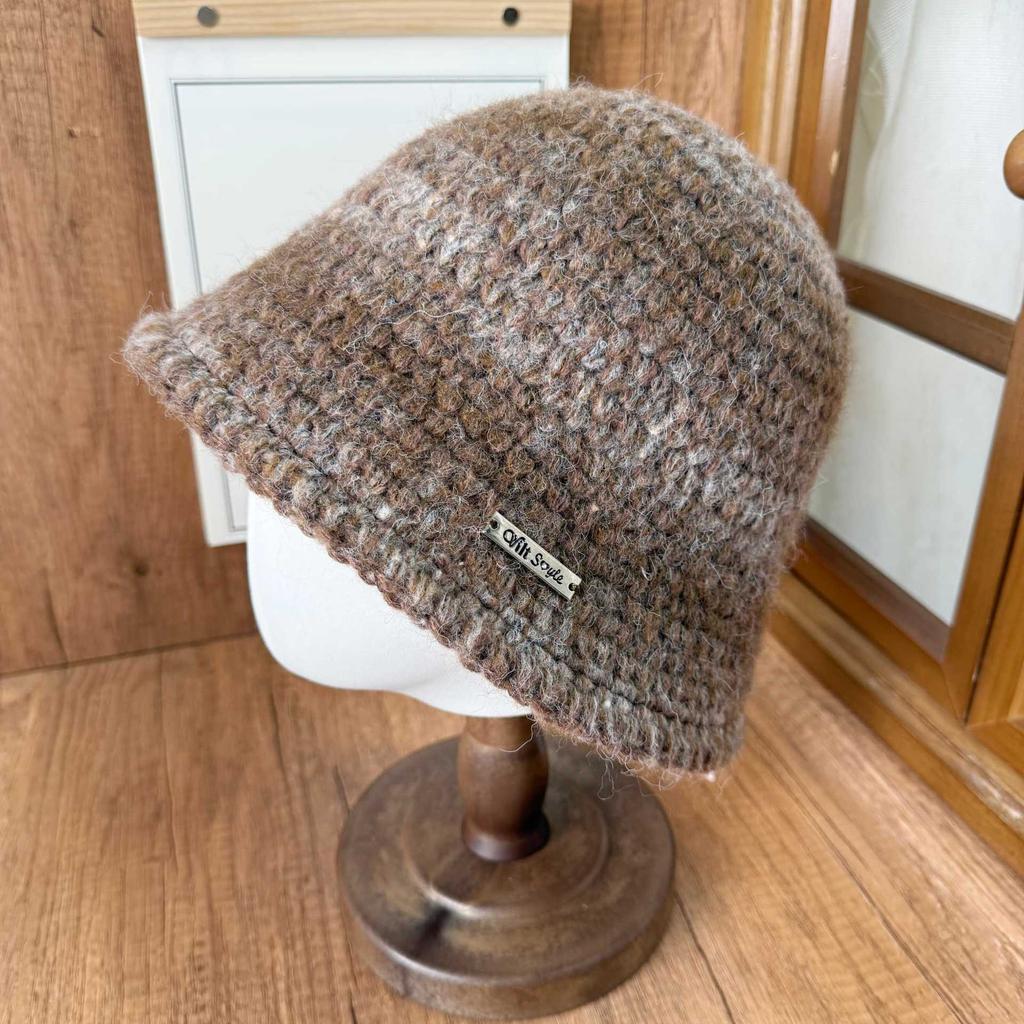 Autumn and winter atmosphere mixed color knitted bucket basin hat women rough crocheting craft metal small label literary style bucket hat