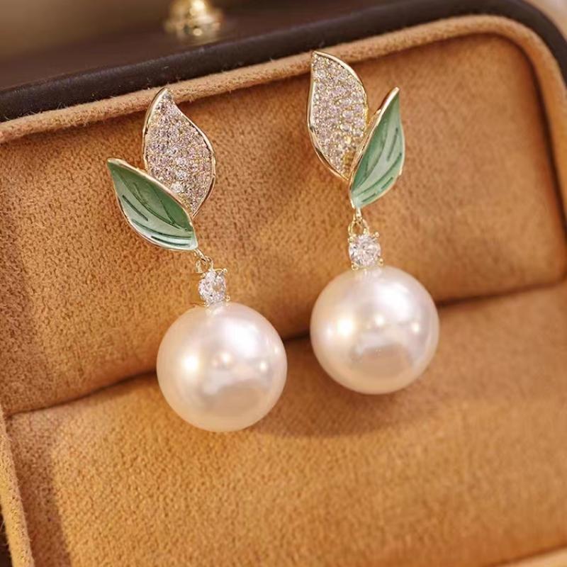 New Trendy Spring and Summer Flash Diamond Leaf Pearl Earrings Feminine Temperament Fashion Celebrity Light Luxury Stud Earrings