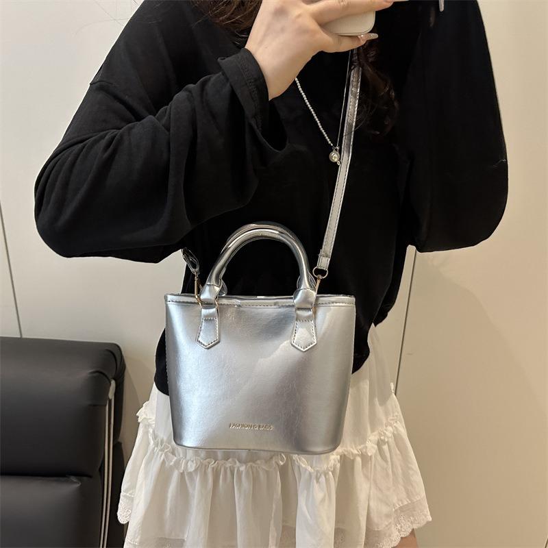 Niche Design Bag Women's New Trendy Fashion High-end Shoulder Bag Portable Messenger Bucket Bag