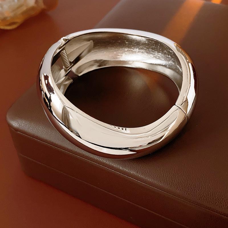 Schickes High-End-Metallarmband: Eleganter, Einzigartiger und Mutiger Damenschmuck