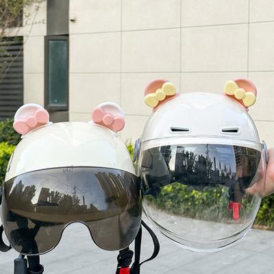 2 szt. Urocze Uszy Misia na Kask Motocyklowy z Kokardą Motocross Kask na Rower Elektryczny i Akcesoria Dekoracyjne Kierownicy Samochodu Stylizacja Jazdy