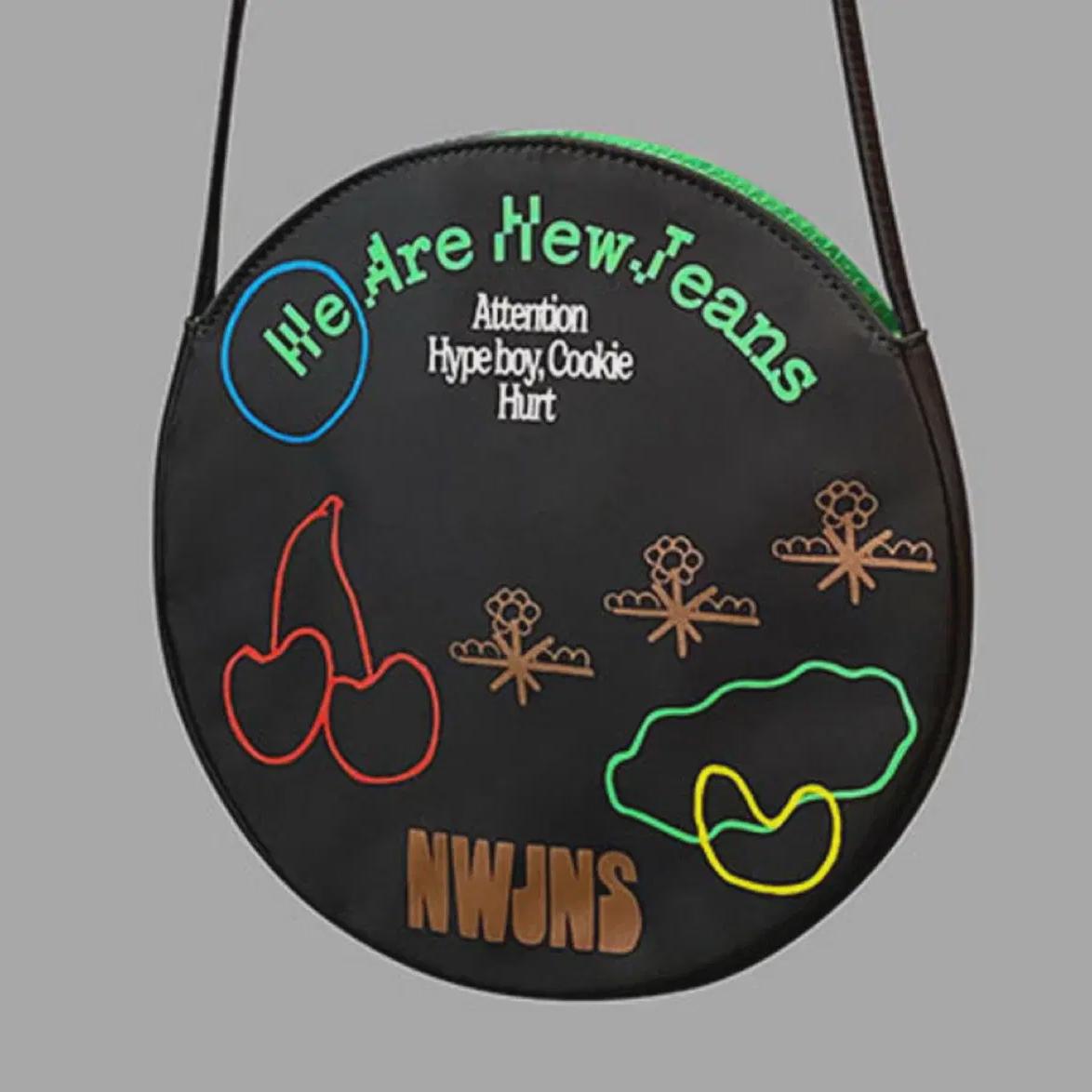 

Full Configuration Newjeans Limited Bag Album Black + Mini Binky Bong Keyring