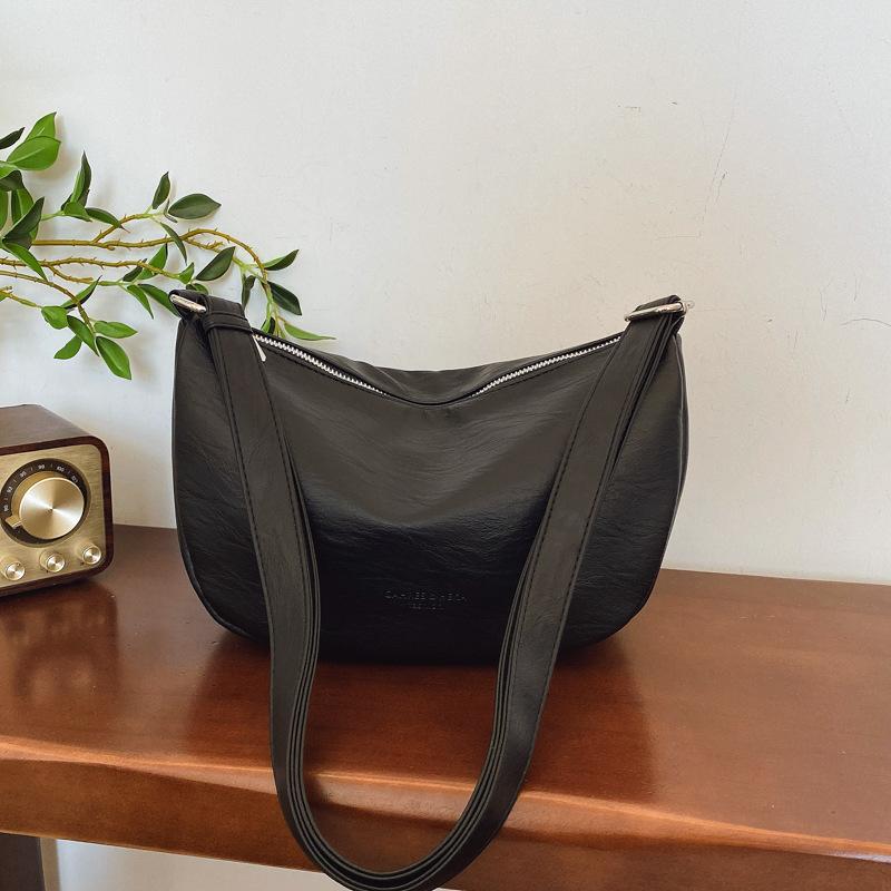 

Retro bag women s large-capacity new niche design high-end texture messenger bag commuter dumpling bag чёрный