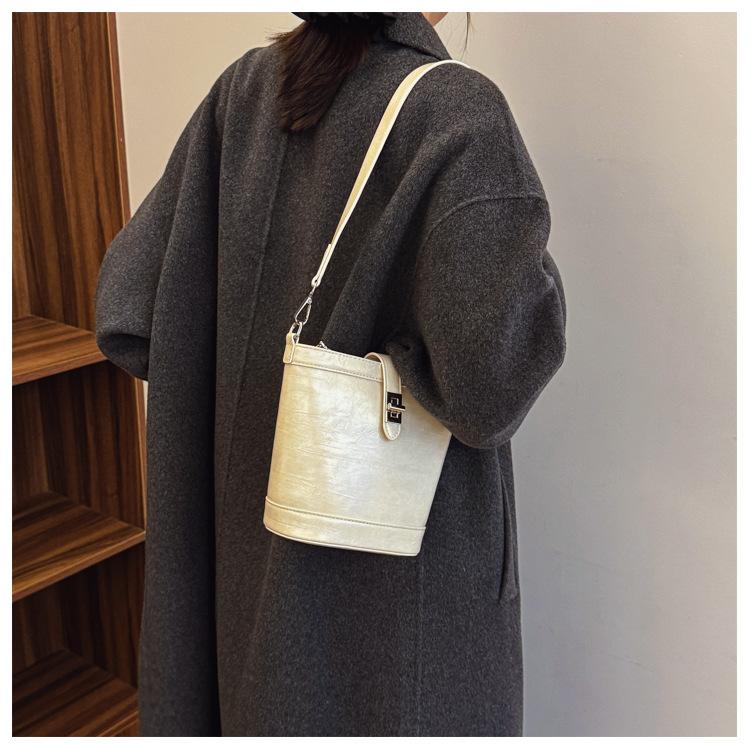 Premium Autumn and Winter Retro Bag Women's New Fashion Bucket Bag Simple Casual Shoulder Messenger Bag