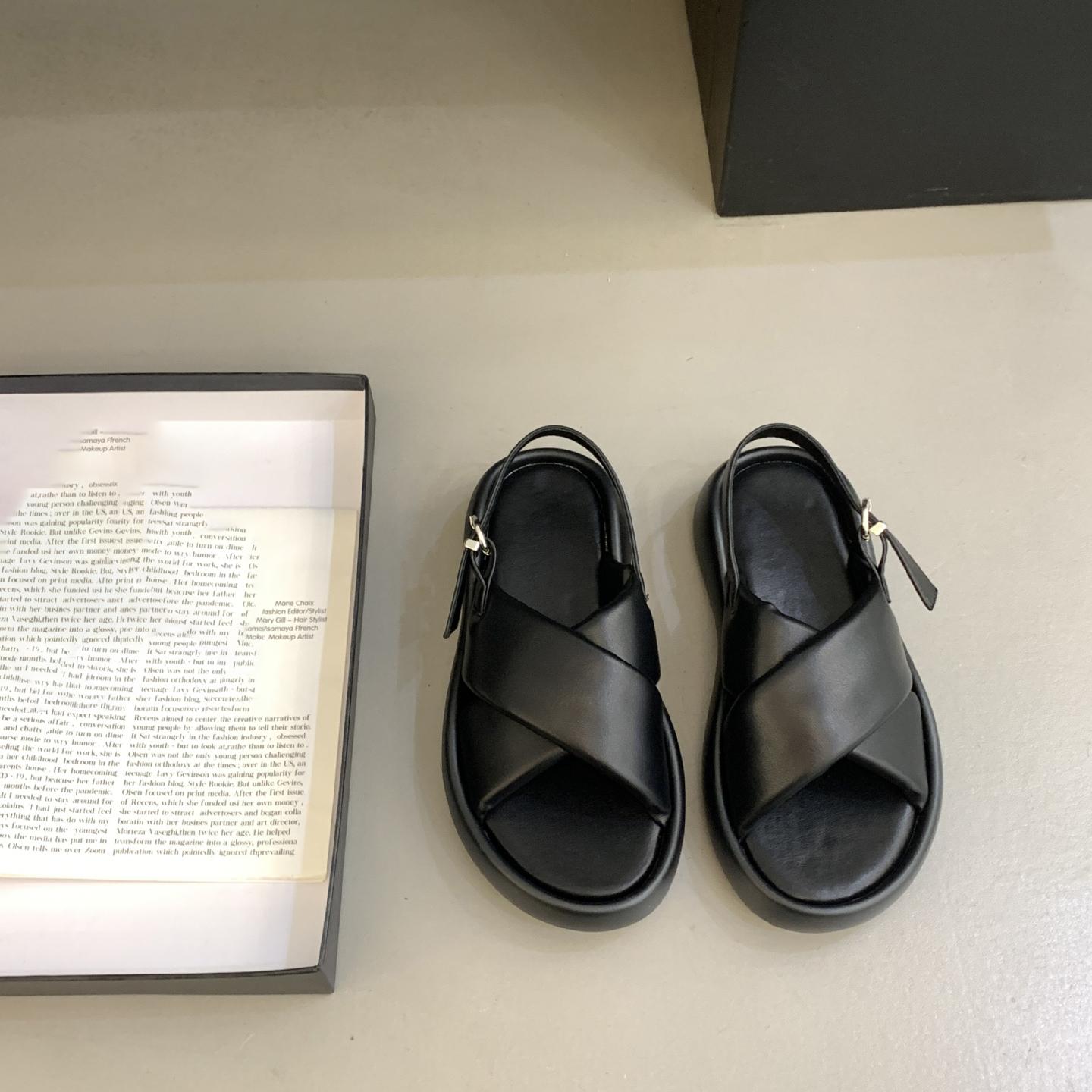 Сандалии на толстой подошве с крестообразным ремешком женские летняя мода 2024 года универсальные с открытым носком на одной пуговице повседневные модные губчатые туфли 35 чёрный 4889₽