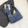 Lässige Denim-Hobo-Tasche mit Metallschnalle und Reißverschluss-Details