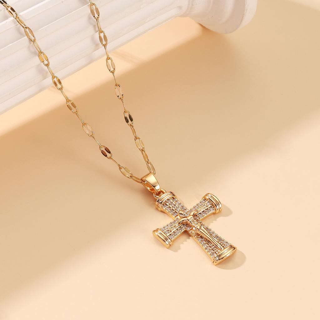 European and American Ins Cross Necklace, Personalized Design, High-end Light Luxury Copper Inlaid Zircon Short Collarbone Chain