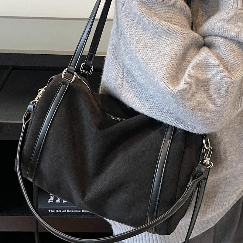 2025 Autumn New Shoulder Bag Large Capacity Messenger Bag Simple Niche Pillow Bag Boston Women's Bag Handbag