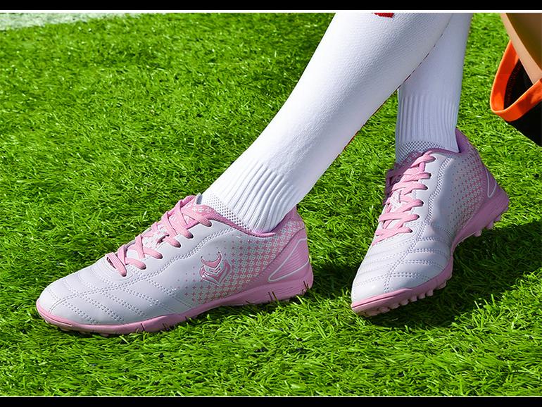 Kinder Fußballschuhe: Koreanische Spikeschuhe für Mädchen und Jungen, rosa Spikedesign für Training und Spiele.