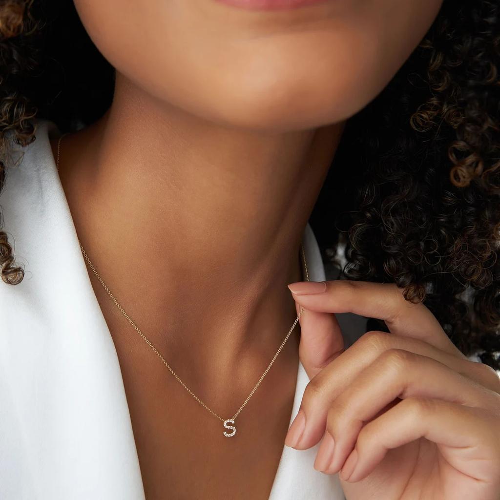 Colar Gargantilha Mini Letra Zircônia para Mulheres Delicado Cor Dourada Pingente de Charme Alfabeto Tendência Joias de Festa Presentes