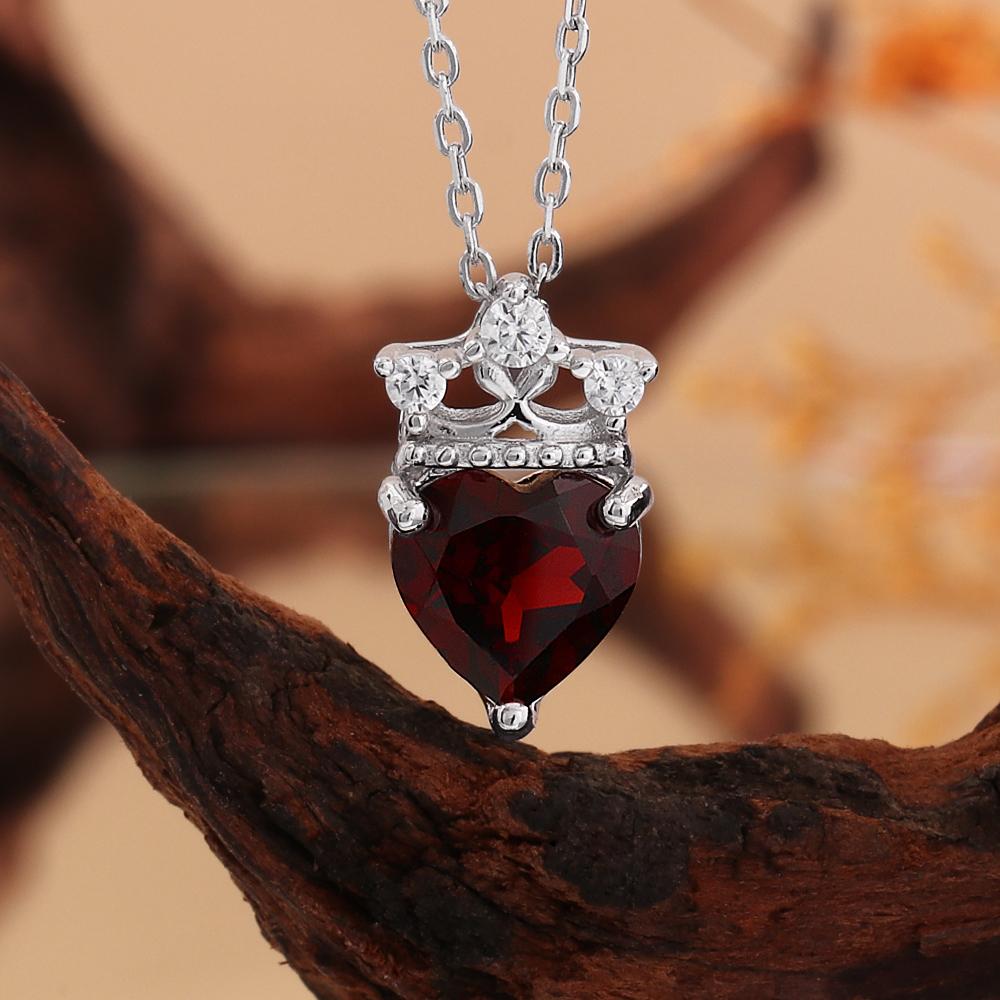 Elegante Damenkette aus 925er Sterlingsilber mit Herzanhänger aus Granat (8,00 mm) im Kronen-Design. Ein edles Schmuckstück, ideal als Verlobungsgeschenk.