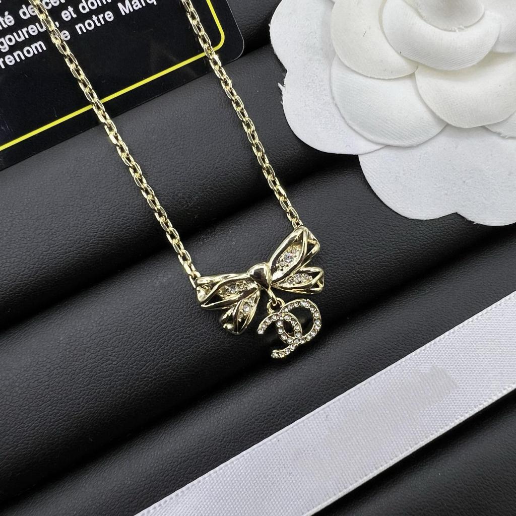 Xiangjia Luxe Naszyjnik z Wisiorkiem Kokardka i Diament - Elegancki Mały Styl Zapachowy Damski Łańcuszek na Obojczyk