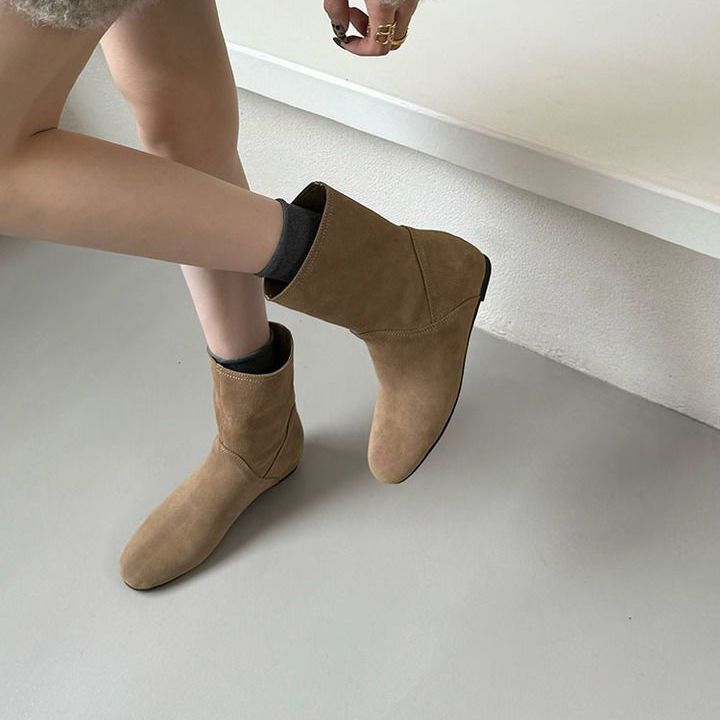 Korta stövlar dam nya stövlar 2025 nya höst- och vinterstövlar med rund tå damstövlar platt sula höjande korta stövlar nisch smala stövlar