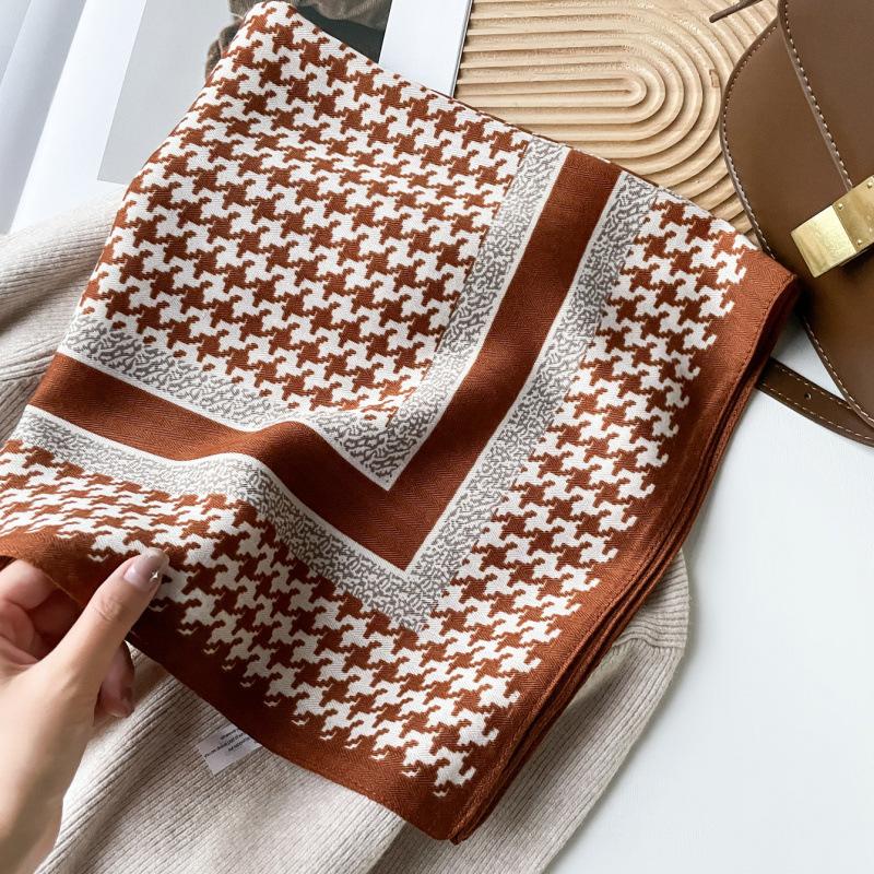 

70 * 70 Four Seasons Доступен Новый женский маленький квадратный шарф, высококачественный шарф с буквенным принтом, профессиональный шарф, атласный шарф 68*68cm