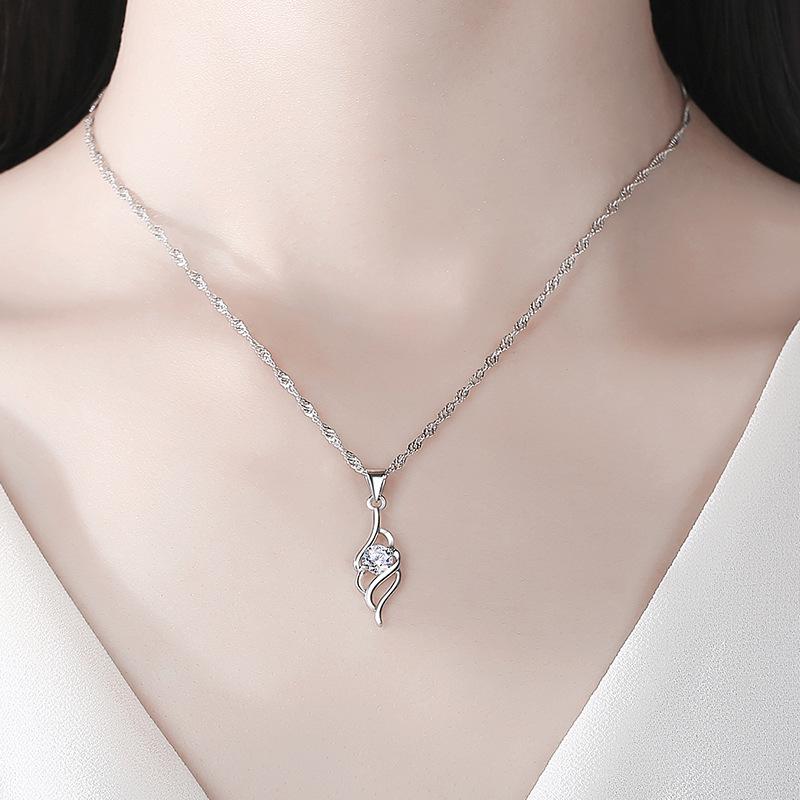 Angel Wing Pendant Women's Short Clavicle Necklace - Korean Fashion Jewelry