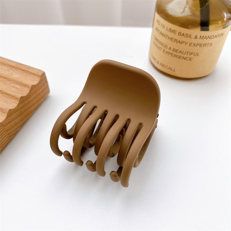 Beautifully Plastic Crafted Hair Claw Clips With Elegant Shapes And Vibrant Colors For Every Hairstyle Needs