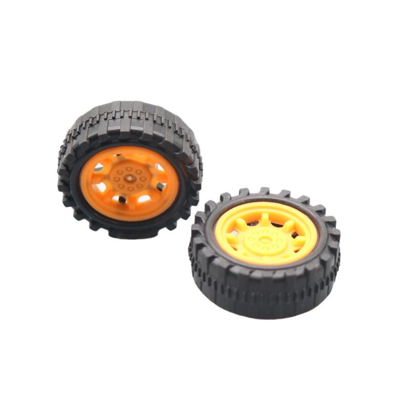 Sada 34mm žlutých plastových kol a náprav pro výukové modely elektrických aut