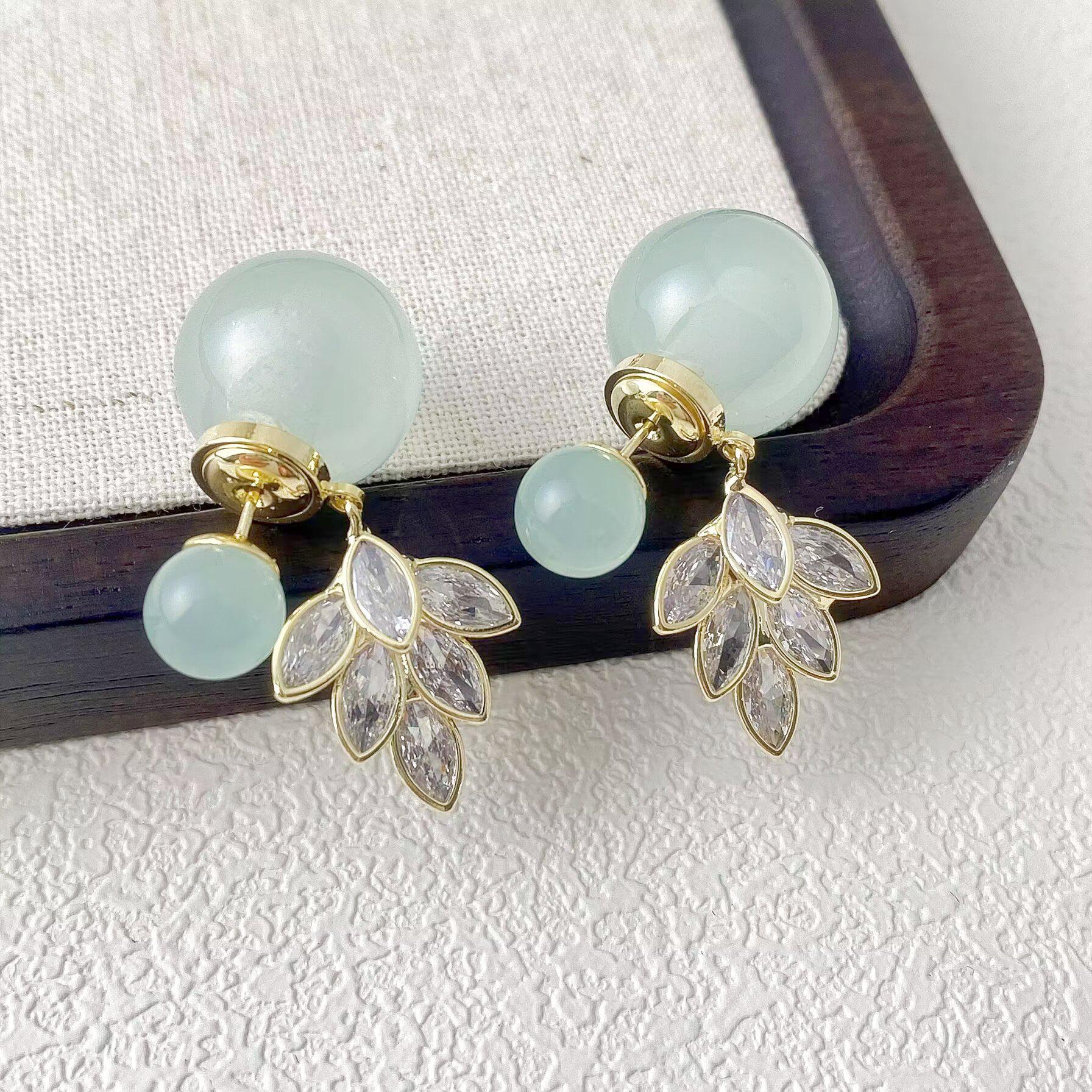 Elegant Green Zircon Leaf Stud Earrings - Versatile, Exquisite Design