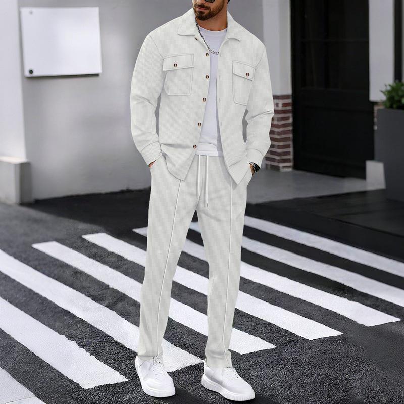 Completo casual da uomo autunnale europeo con giacca a maniche lunghe a nido d'ape e pantaloni