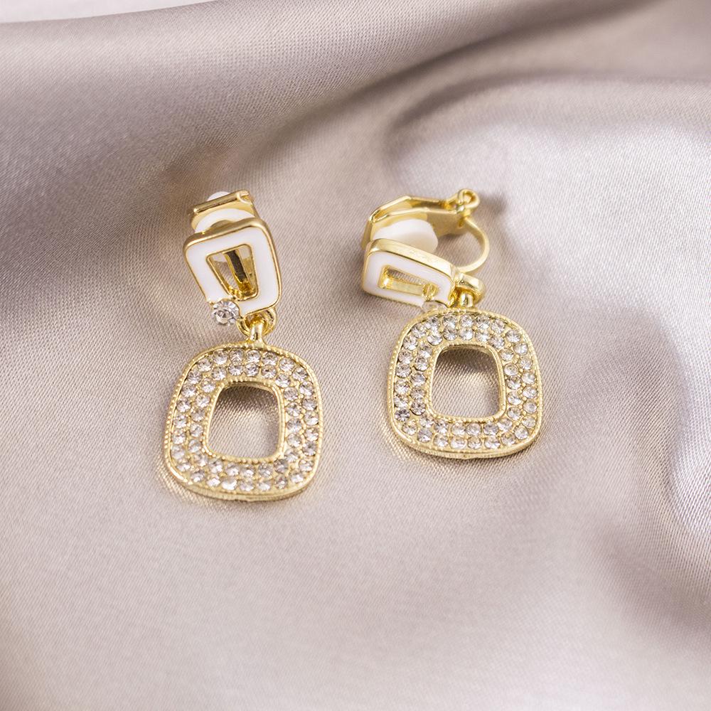 Brincos de pressão triangulares elegantes para orelhas não furadas - Versáteis e com um toque de luxo leve para o uso diário.