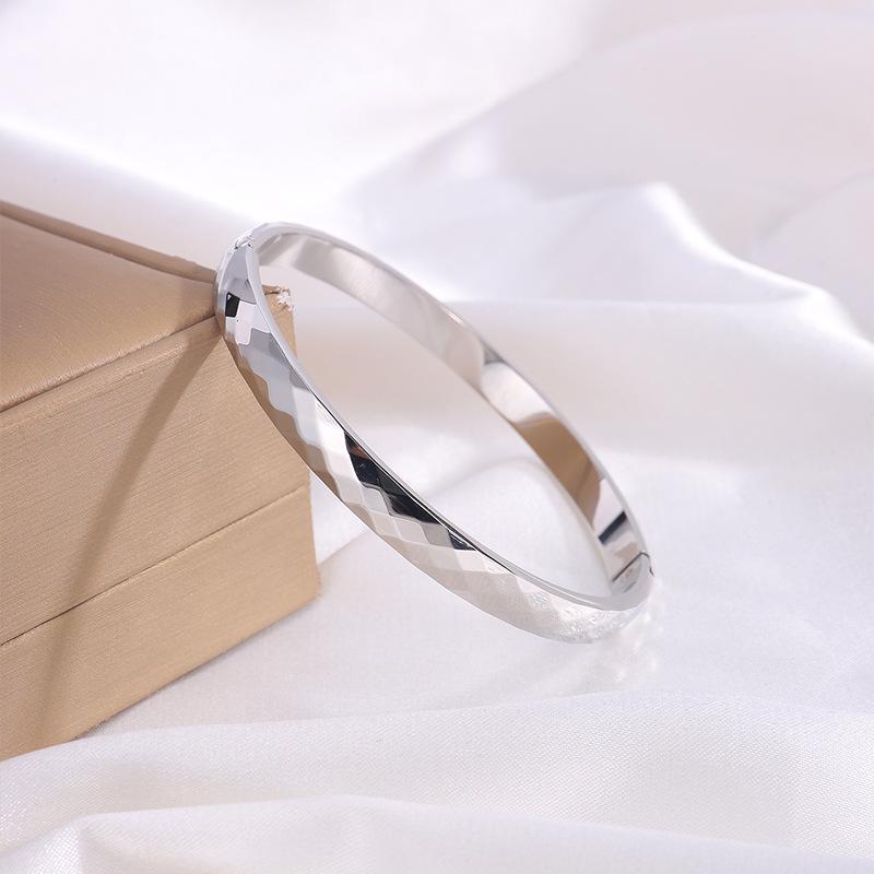 Women's Rhombus Fashionable, Simple and High-end Bracelet with Round Opening and Irregular Shape