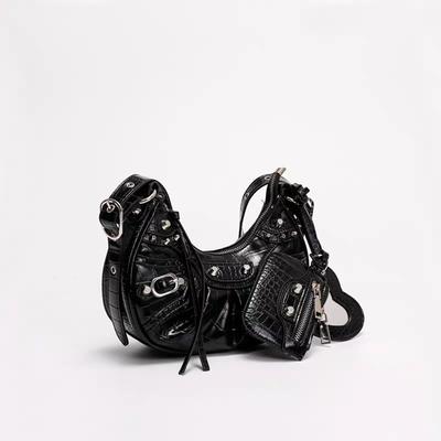 Yeni Punk Şık Biker Koltuk Altı Çanta - Zımba Püskül Çok Yönlü Pileli Omuz Askılı Çapraz Askılı Y2K Kenarlı Gece Kulübü ve Sokak için