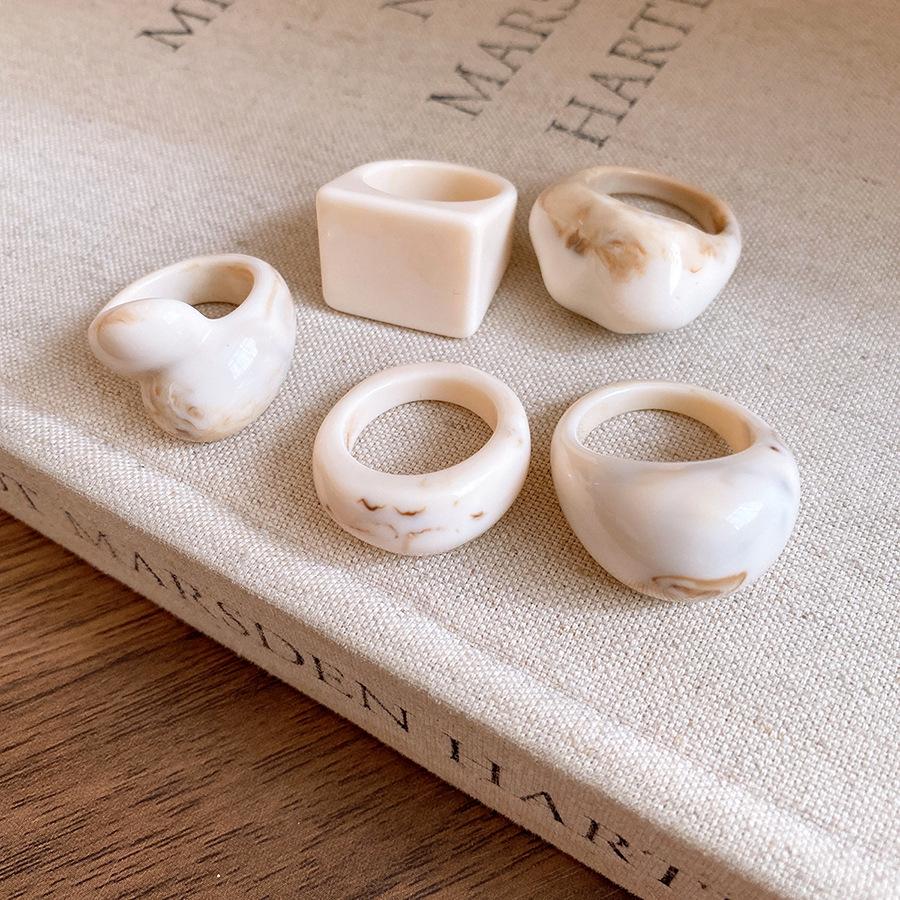 Bunter feuchtigkeitsspendender i-Harz geometrischer quadratischer Ring - Retro-Stil Zeigefinger Schmuck für Damen.