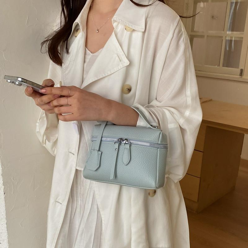 Small-scale Bag with A Slanted Shoulder Strap, Exquisite Korean-style Handbag with A Small Square Shape.