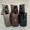 Warme und bequeme Schultertasche aus Lammwolle mit großem Fassungsvermögen. Weiches Leder im lässigen Stil. Modische Ledertasche aus Rindsleder.