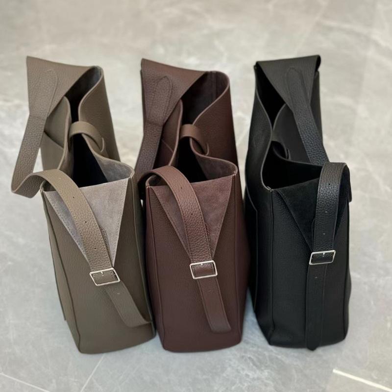 Warme und bequeme Schultertasche aus Lammwolle mit großem Fassungsvermögen. Weiches Leder im lässigen Stil. Modische Ledertasche aus Rindsleder.