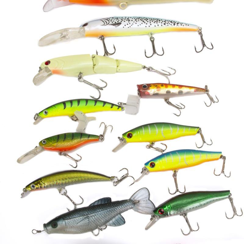 Sortierte Angelköderbox: Holz und Weichköder, Popper, Minnows, Hardbaits in verschiedenen Größen