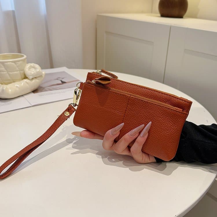 

Litchi pattern lady holding wallet коричневий