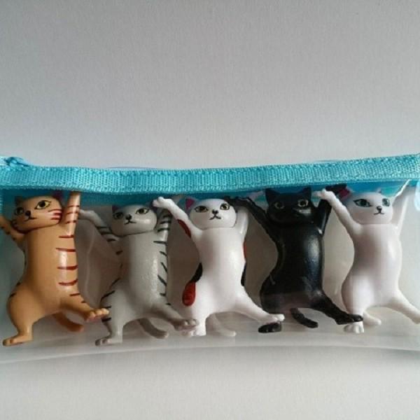 Charming Cat Pen Holder: TikTok's Cute Japanese Dancing Cat with Raised Paws, Functional and Adorable, Colorful Toy.
