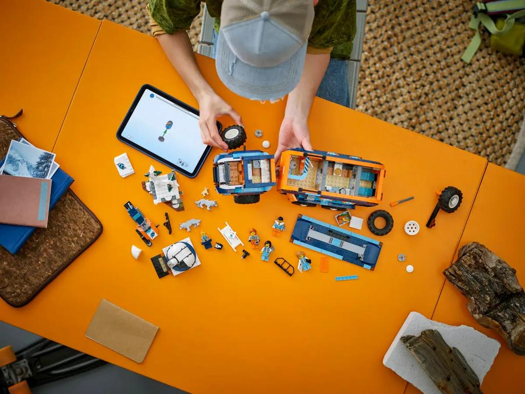 LEGO® City Arktisk utforsker Vitenskapslaboratorium-lastebil 60471 5 utforsker-minifigurer og 3 arktiske ulve-dyrefigurer Aldre 8+ 1064 deler