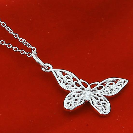 Women Butterfly Necklace Hollow-Out Butterfly Elegant Dainty Necklace Pendant Necklace Jewelry for Daily Wear Weddings Parties