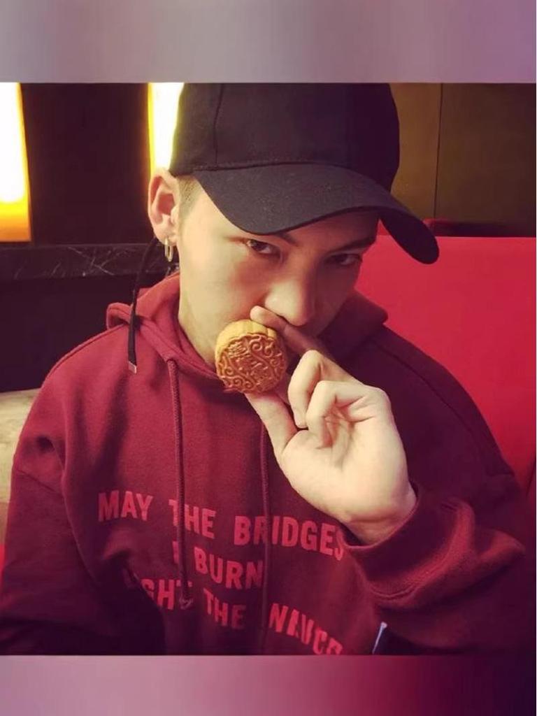 Chen Weiting Wine Red Fleece-Lined Cotton Hoodie with Letter Print