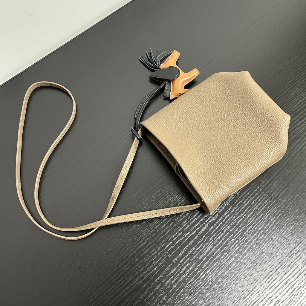 Row wind niche imported first-layer cowhide commuter mini bucket bag minimalist wind shoulder portable oblique span mobile phone bag