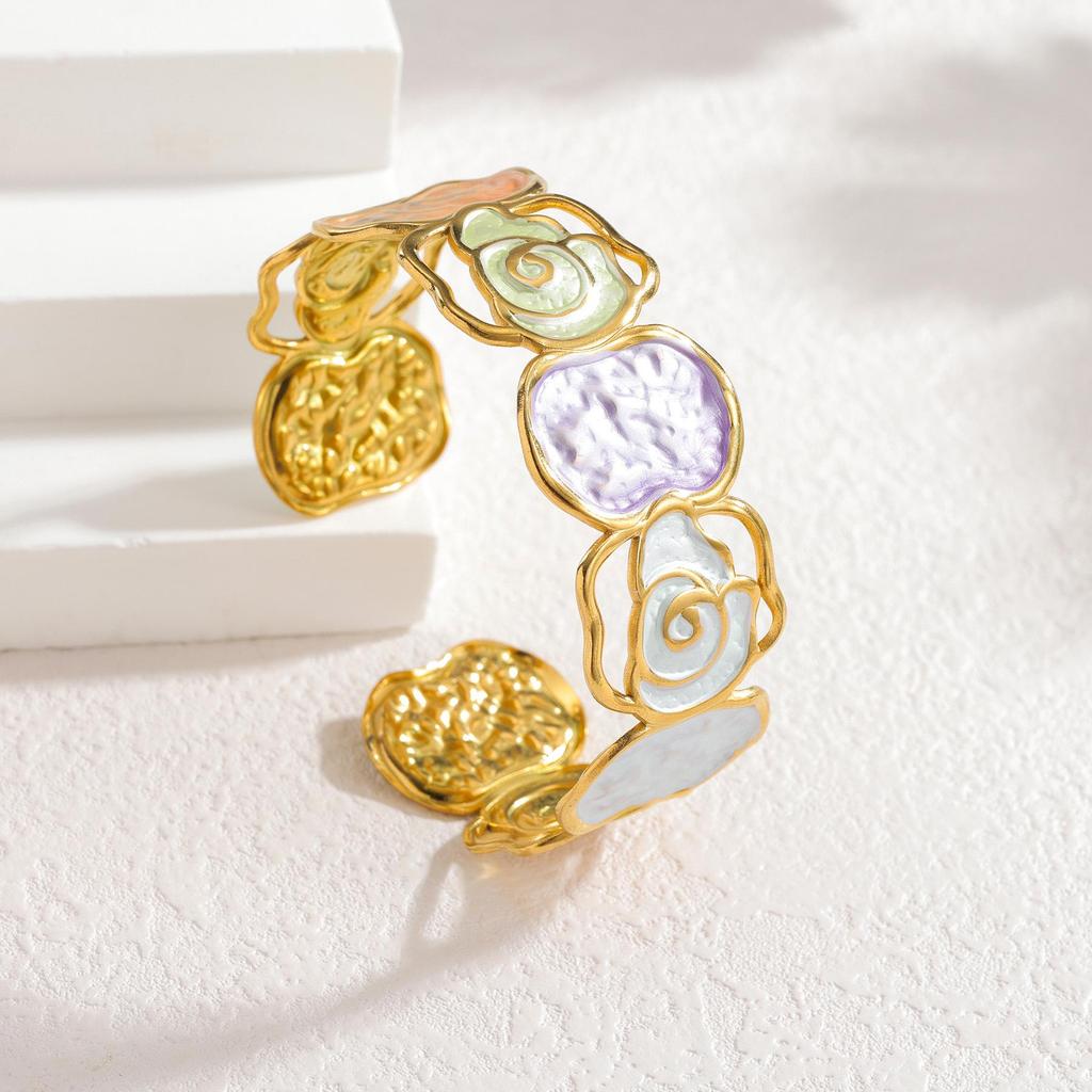 Bracciale Aperto Bangle in Acciaio di Titanio Colorato con Gocce d'Olio e Rosa Intagliata - Versione Larga, Lusso Leggero